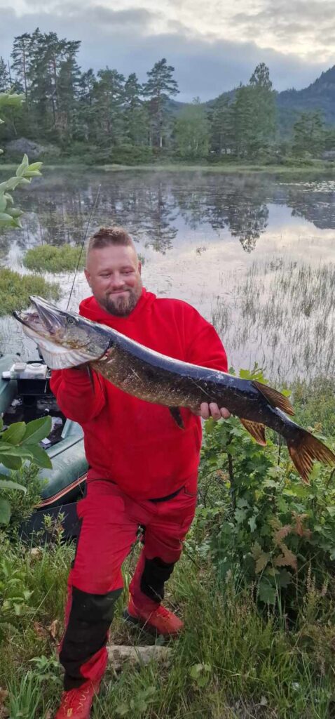 Wędkarskie Przygody z Rodziną: Szczupakowy Zawód i Powrót do Domu<br src=